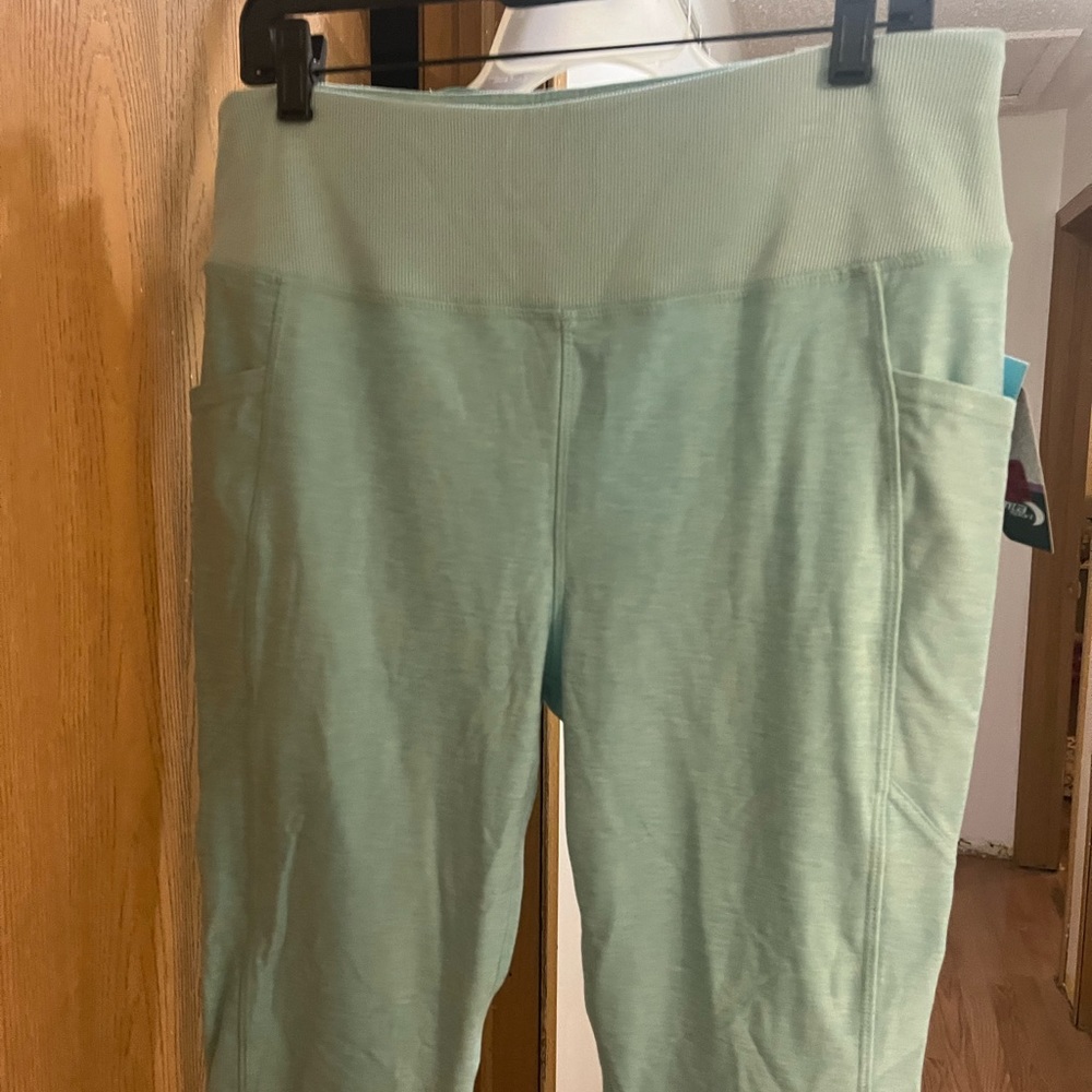 Two-piece athletic outfit